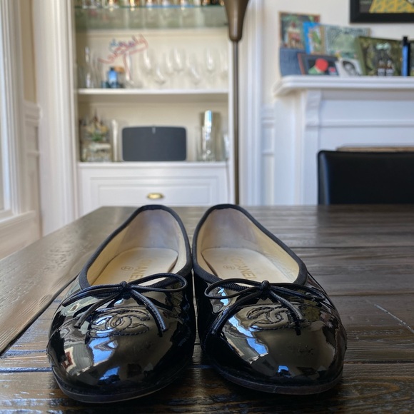CHANEL black patent ballet flats, 37.5, OG box - Picture 4 of 11